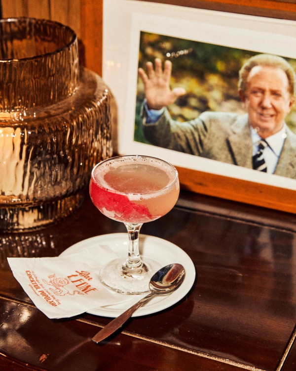 中環半山逾百人長龍排4小時？網民看傻：唔使返工咩 揭「世一」朝聖現場