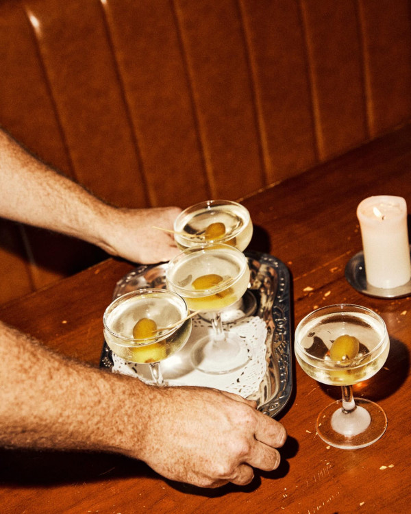 中環半山逾百人長龍排4小時？網民看傻：唔使返工咩 揭「世一」朝聖現場