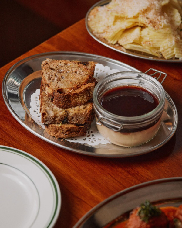 中環半山逾百人長龍排4小時？網民看傻：唔使返工咩 揭「世一」朝聖現場