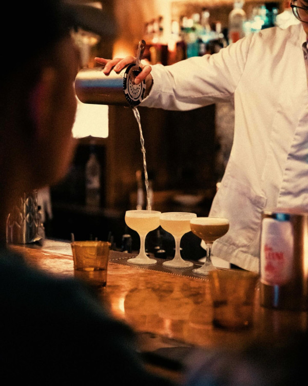 中環半山逾百人長龍排4小時？網民看傻：唔使返工咩 揭「世一」朝聖現場