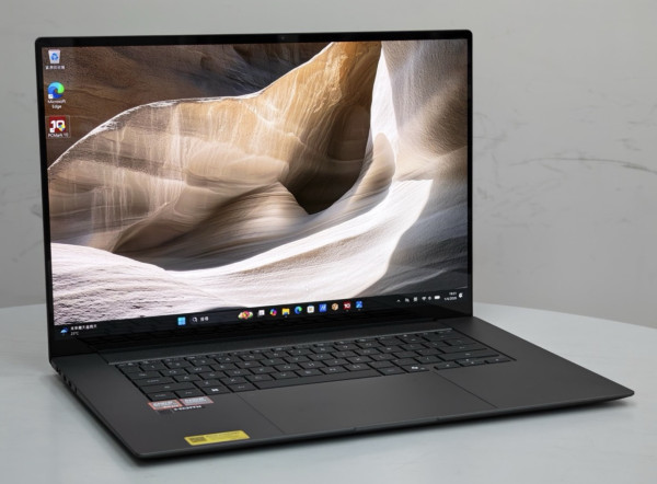 ASUS Zenbook S16 實測｜陶瓷鋁合金靚仔 16 吋大芒＋55 TOPS 算力剪片/AI 都夠玩！MacBook Air 遇最強對手