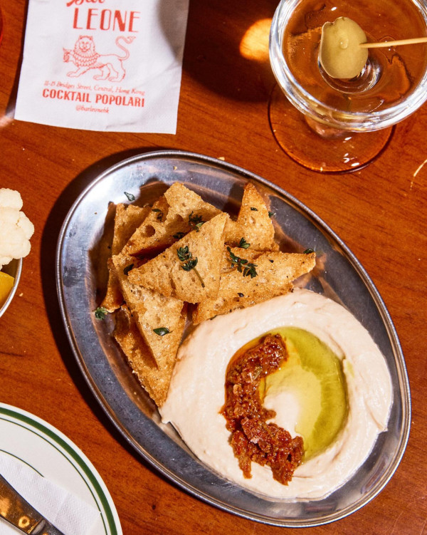 中環半山逾百人長龍排4小時？網民看傻：唔使返工咩 揭「世一」朝聖現場