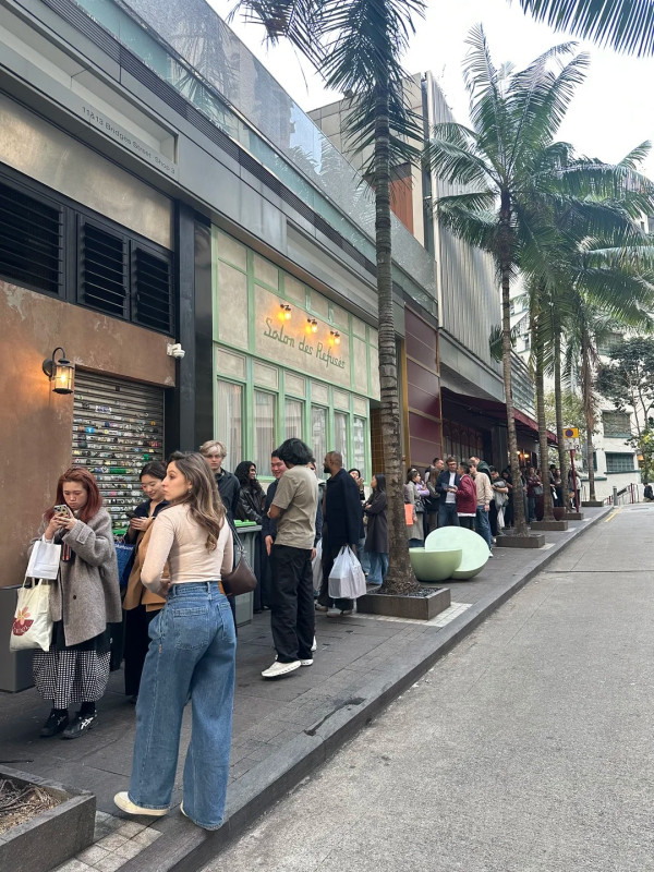 中環半山逾百人長龍排4小時？網民看傻：唔使返工咩 揭「世一」朝聖現場