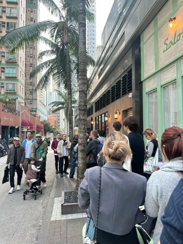 中環半山逾百人長龍排4小時？網民看傻：唔使返工咩 揭「世一」朝聖現場