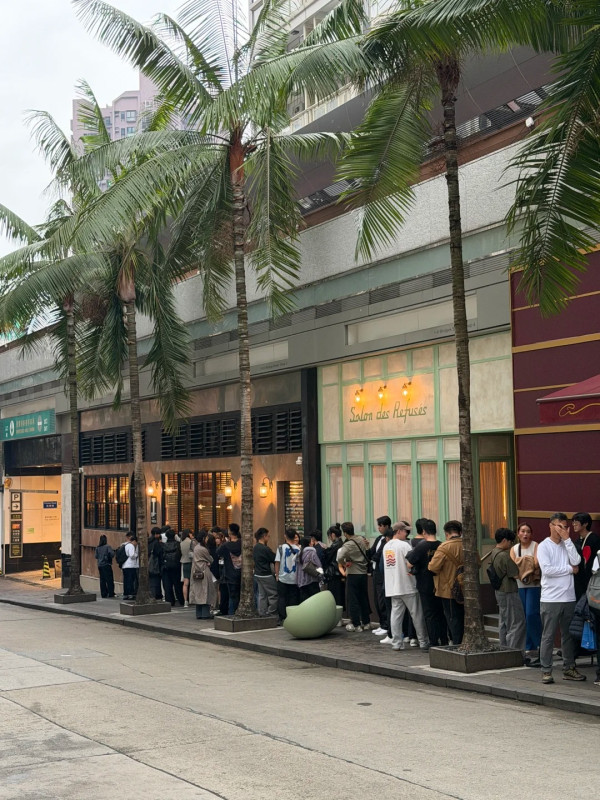 中環半山逾百人長龍排4小時？網民看傻：唔使返工咩 揭「世一」朝聖現場