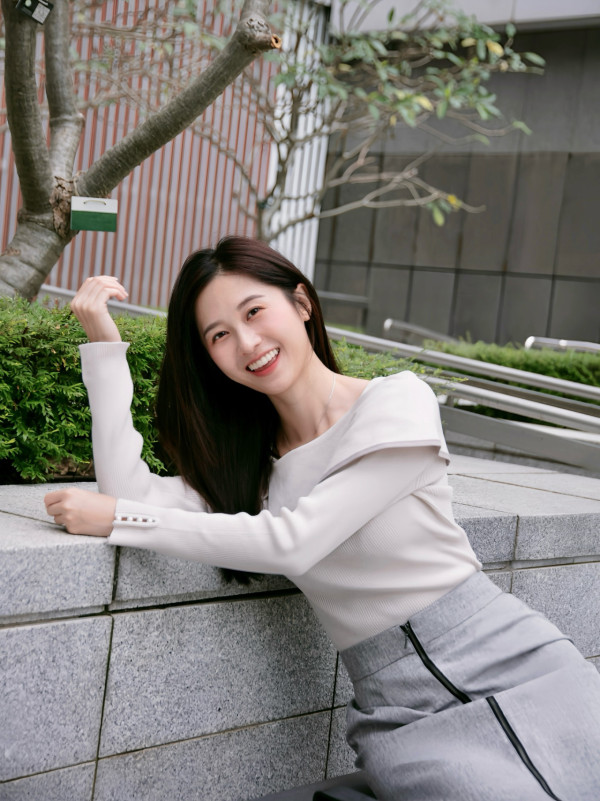 倪嘉雯染全頭金毛新髮型索爆超驚艷！捨棄黑長直搣甩清純初戀形象判若兩人