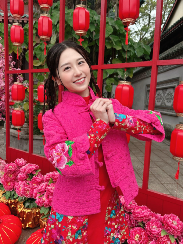 倪嘉雯染全頭金毛新髮型索爆超驚艷！捨棄黑長直搣甩清純初戀形象判若兩人