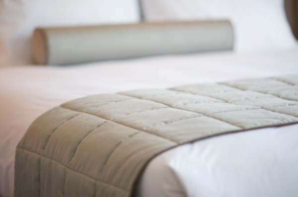 旅遊冷知識｜酒店房間床尾塊布有咩用？4大功能揭秘 怕污糟入房必攞走！ 