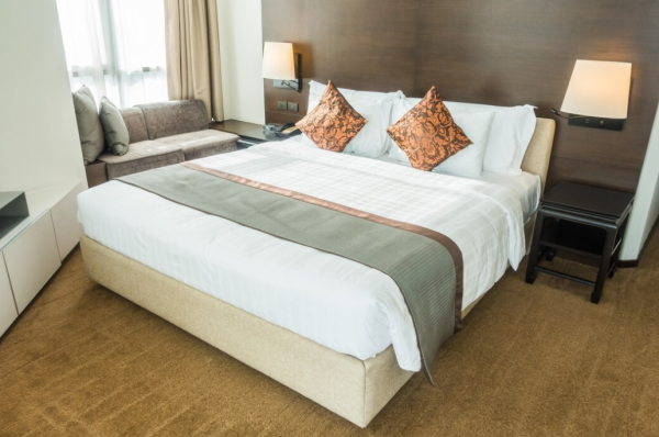 旅遊冷知識｜酒店房間床尾塊布有咩用？4大功能揭秘 怕污糟入房必攞走！ 