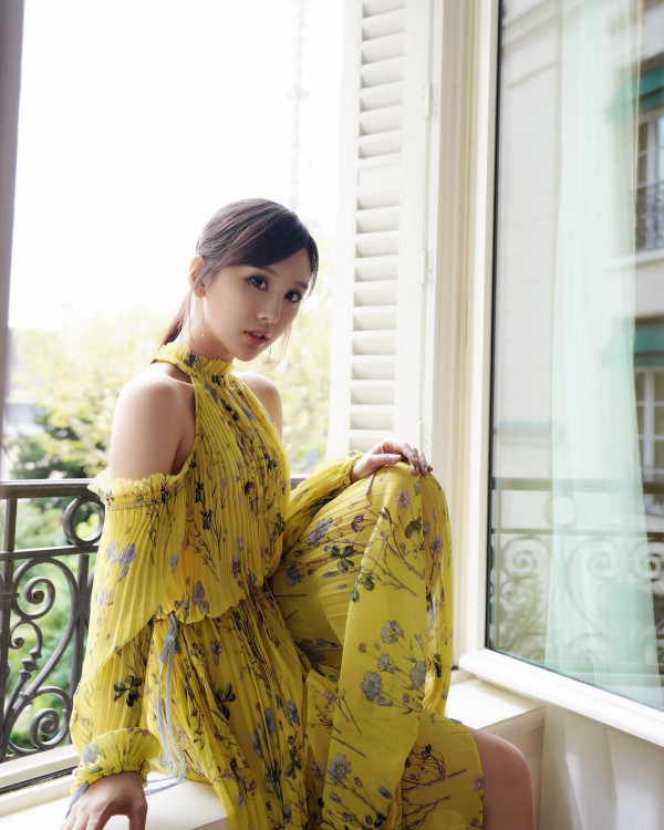 陳靜DaDa巴黎性感大解放34E白滑雙峰！真空透視露內衣痕跡震撼網民眼球