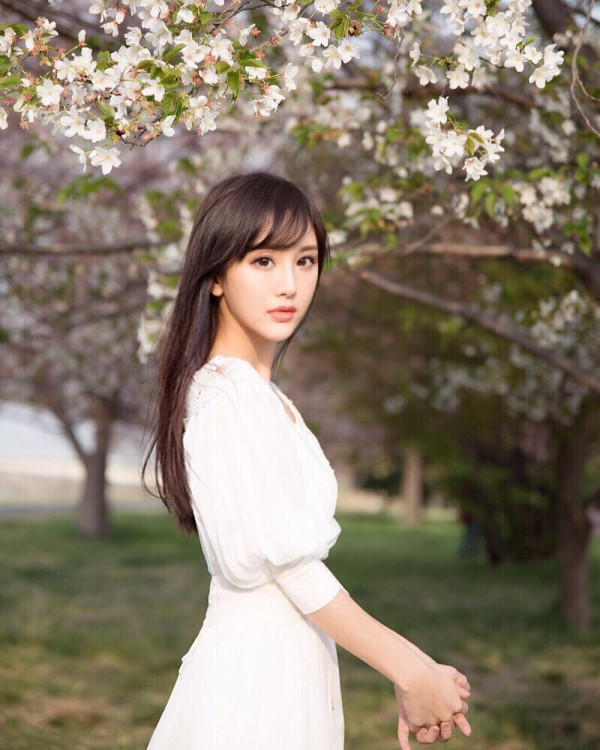 陳靜DaDa巴黎性感大解放34E白滑雙峰！真空透視露內衣痕跡震撼網民眼球