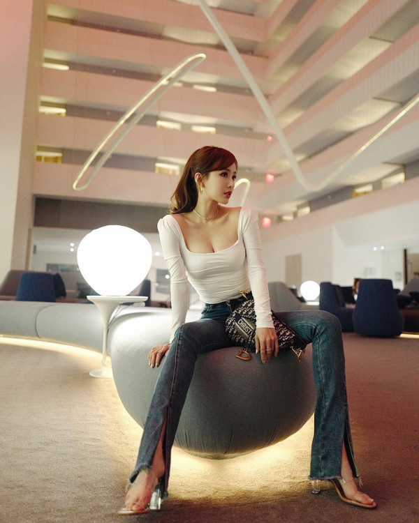 陳靜DaDa巴黎性感大解放34E白滑雙峰！真空透視露內衣痕跡震撼網民眼球