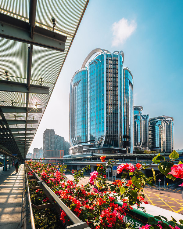 西九高鐵隱藏秘道曝光！打工仔落樓直達入閘機 內地網民熱議：太高級