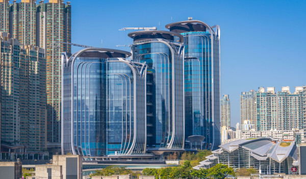 西九高鐵隱藏秘道曝光！打工仔落樓直達入閘機 內地網民熱議：太高級