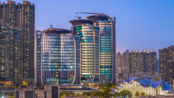 西九高鐵隱藏秘道曝光！打工仔落樓直達入閘機 內地網民熱議：太高級