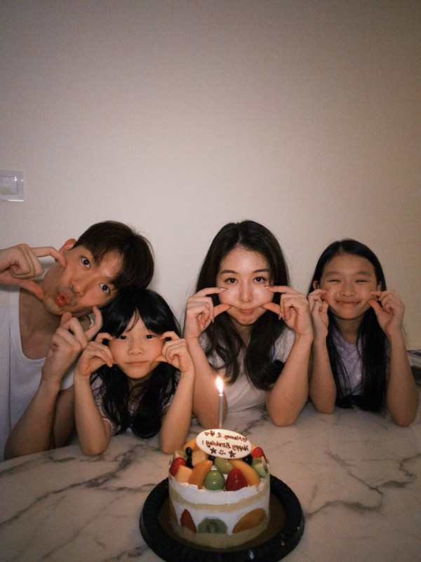 企鵝人周志康晒一家四口全家福！早婚10年靚女老婆生日高調放閃！兩囡囡顏值高成焦點