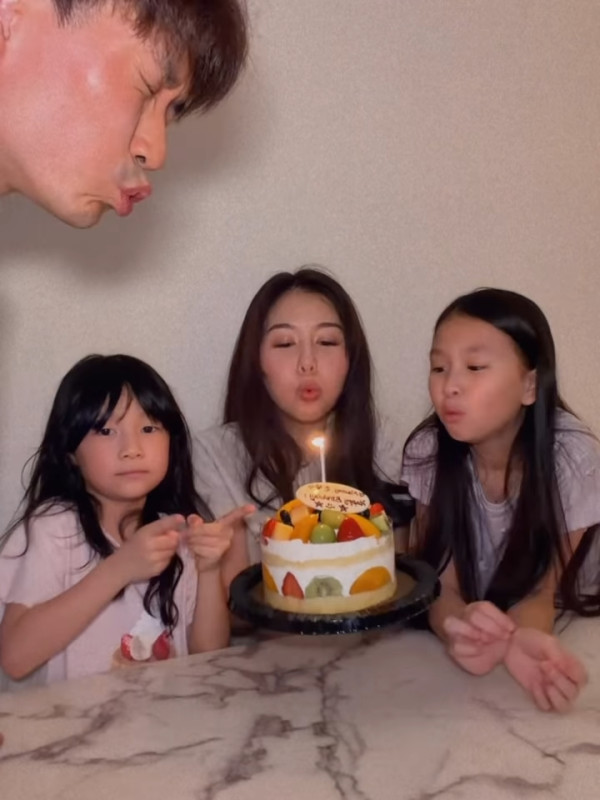 企鵝人周志康晒一家四口全家福！早婚10年靚女老婆生日高調放閃！兩囡囡顏值高成焦點