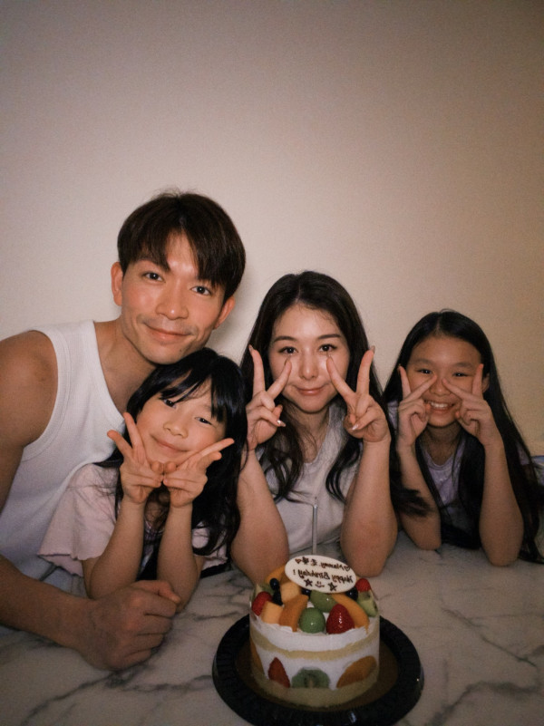 企鵝人周志康晒一家四口全家福！早婚10年靚女老婆生日高調放閃！兩囡囡顏值高成焦點