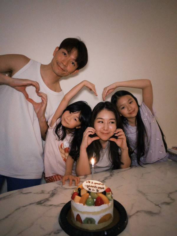 企鵝人周志康晒一家四口全家福！早婚10年靚女老婆生日高調放閃！兩囡囡顏值高成焦點