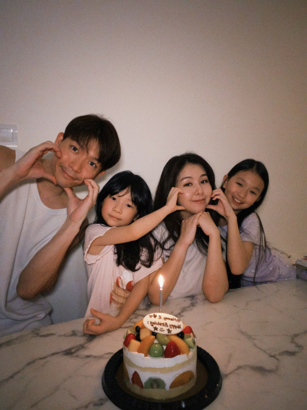 企鵝人周志康晒一家四口全家福！早婚10年靚女老婆生日高調放閃！兩囡囡顏值高成焦點