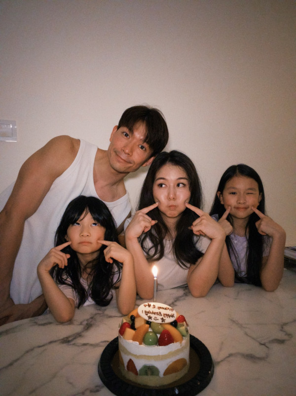 企鵝人周志康晒一家四口全家福！早婚10年靚女老婆生日高調放閃！兩囡囡顏值高成焦點