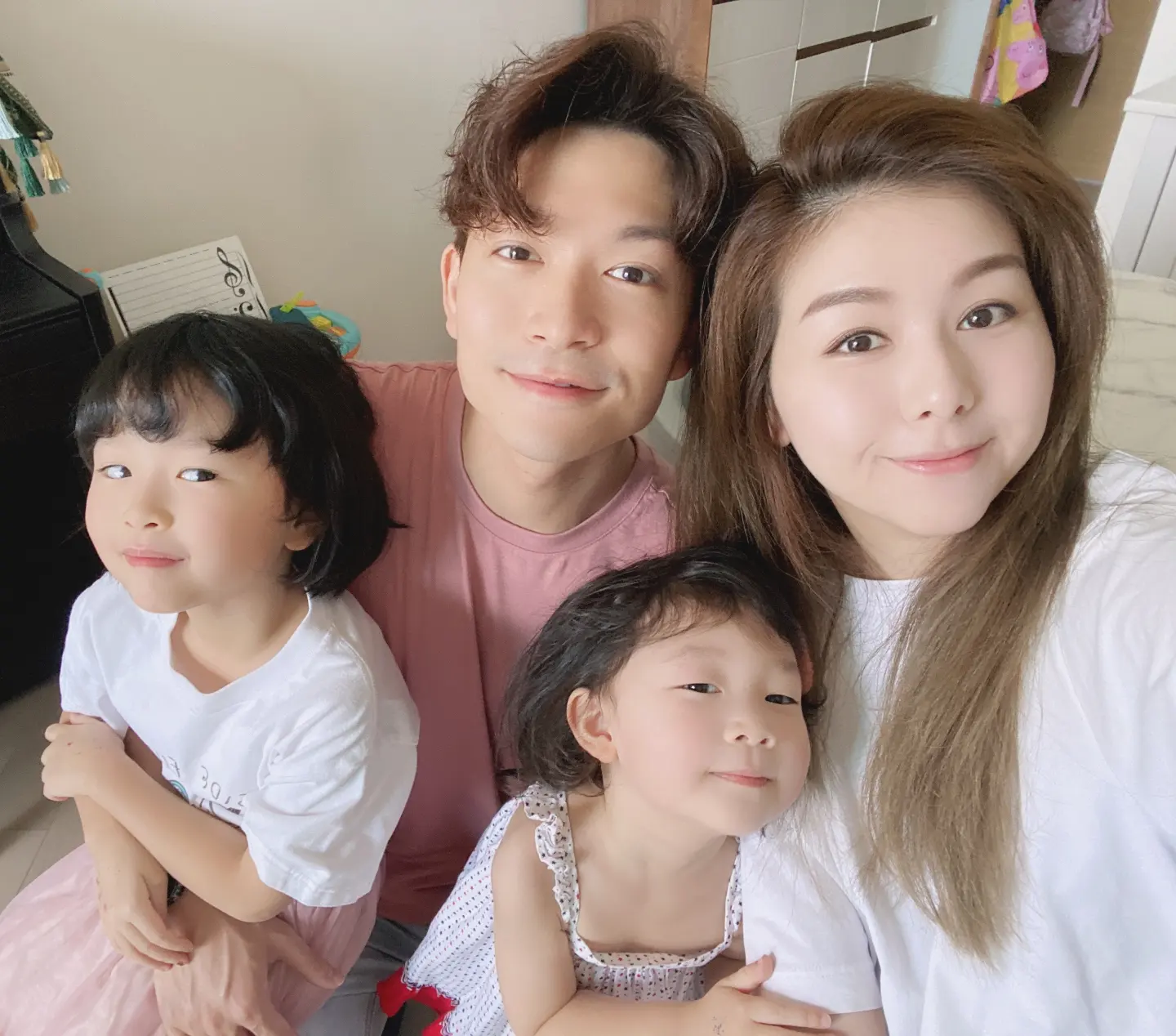 企鵝人周志康晒一家四口全家福！早婚10年靚女老婆生日高調放閃！兩囡囡顏值高成焦點