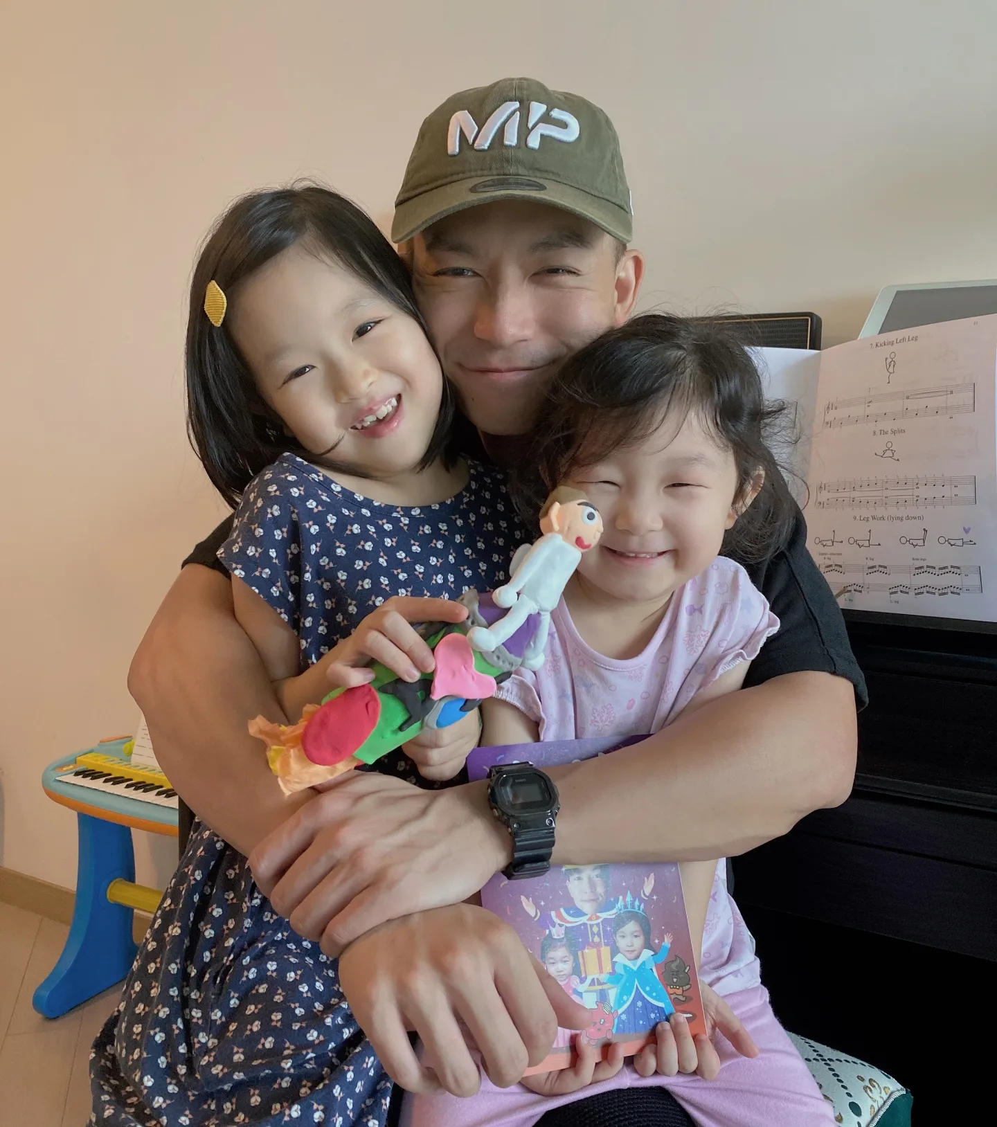 企鵝人周志康晒一家四口全家福！早婚10年靚女老婆生日高調放閃！兩囡囡顏值高成焦點