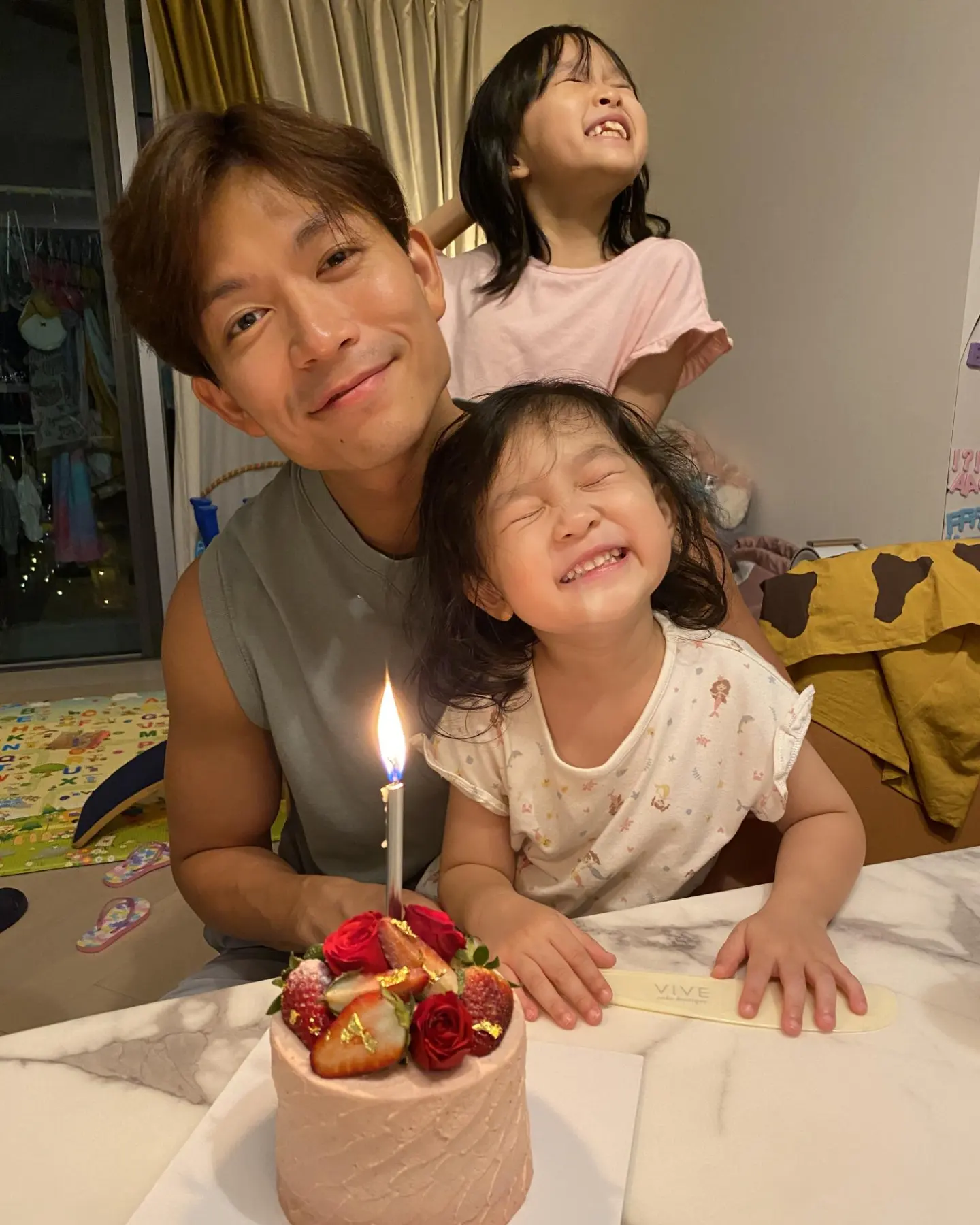 企鵝人周志康晒一家四口全家福！早婚10年靚女老婆生日高調放閃！兩囡囡顏值高成焦點