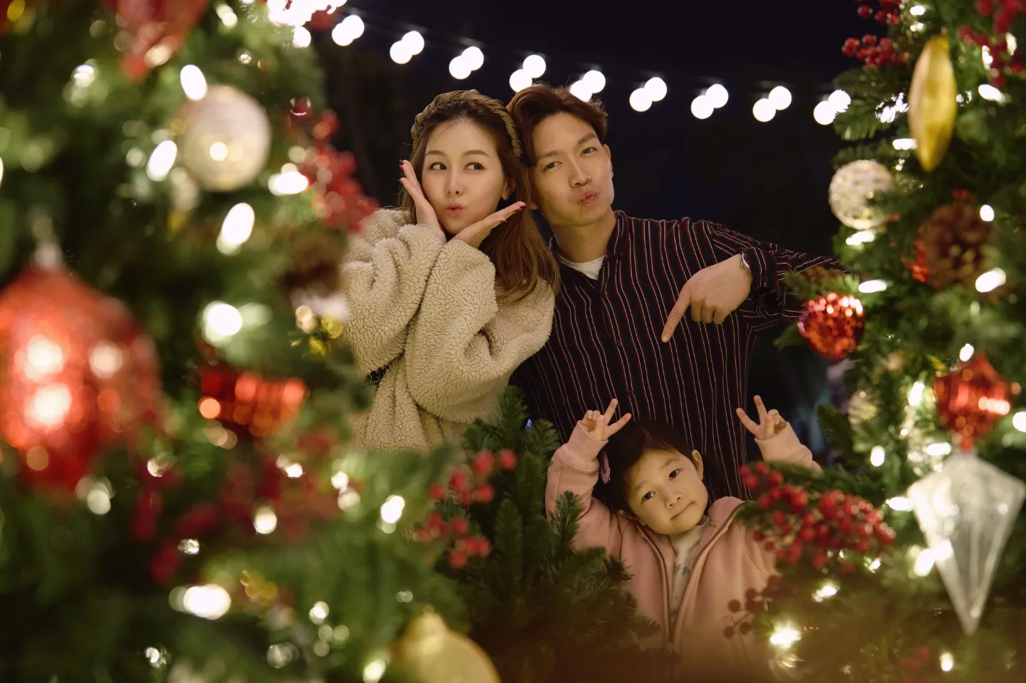 企鵝人周志康晒一家四口全家福！早婚10年靚女老婆生日高調放閃！兩囡囡顏值高成焦點