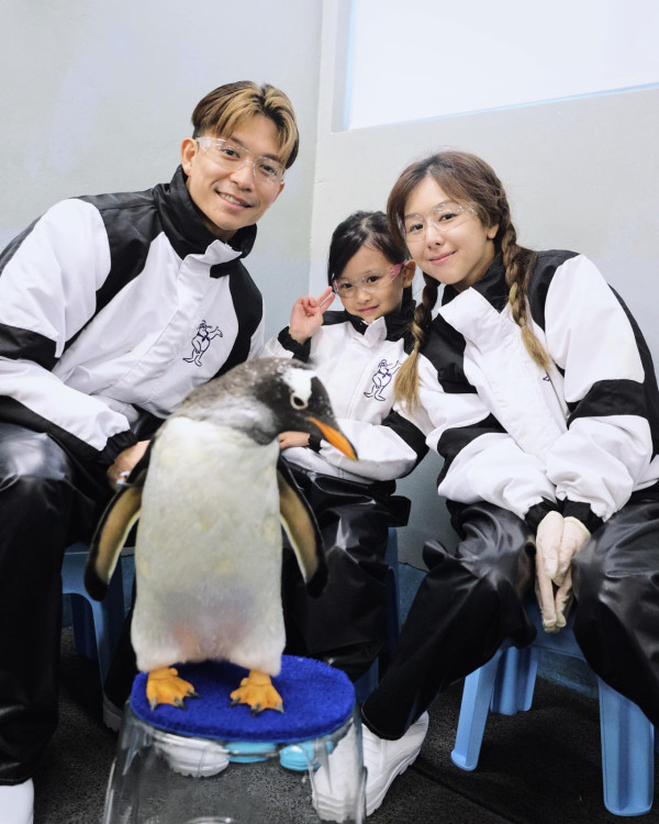 企鵝人周志康晒一家四口全家福！早婚10年靚女老婆生日高調放閃！兩囡囡顏值高成焦點