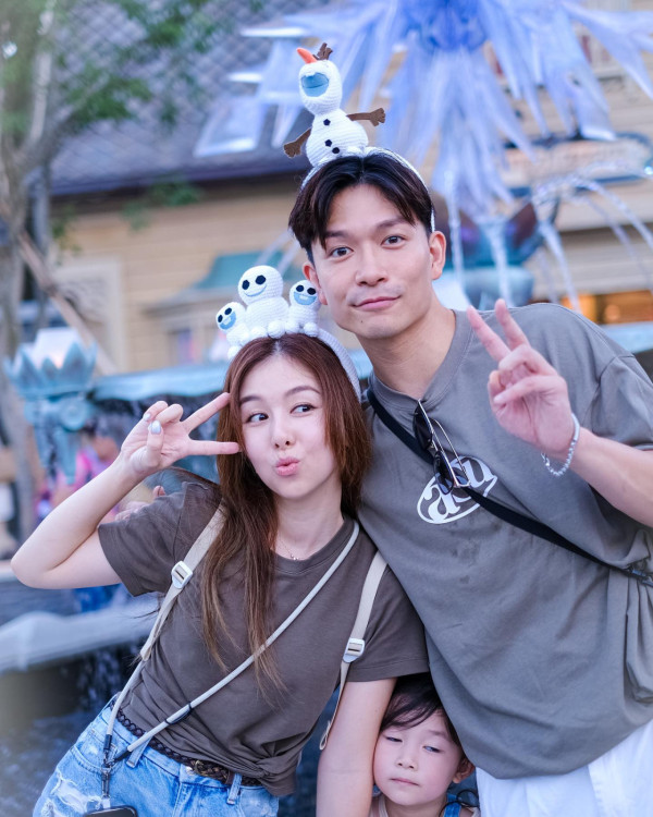 企鵝人周志康晒一家四口全家福！早婚10年靚女老婆生日高調放閃！兩囡囡顏值高成焦點