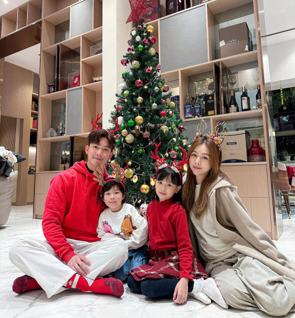 企鵝人周志康晒一家四口全家福！早婚10年靚女老婆生日高調放閃！兩囡囡顏值高成焦點