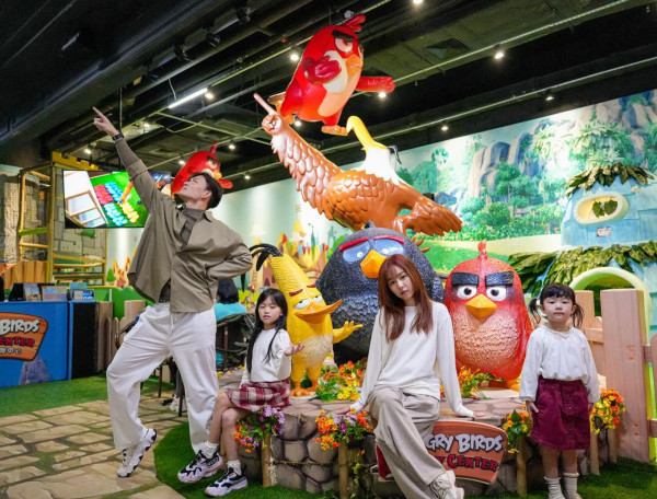 企鵝人周志康晒一家四口全家福！早婚10年靚女老婆生日高調放閃！兩囡囡顏值高成焦點