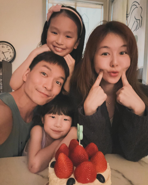 企鵝人周志康晒一家四口全家福！早婚10年靚女老婆生日高調放閃！兩囡囡顏值高成焦點