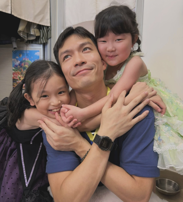 企鵝人周志康晒一家四口全家福！早婚10年靚女老婆生日高調放閃！兩囡囡顏值高成焦點