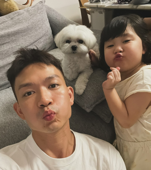 企鵝人周志康晒一家四口全家福！早婚10年靚女老婆生日高調放閃！兩囡囡顏值高成焦點