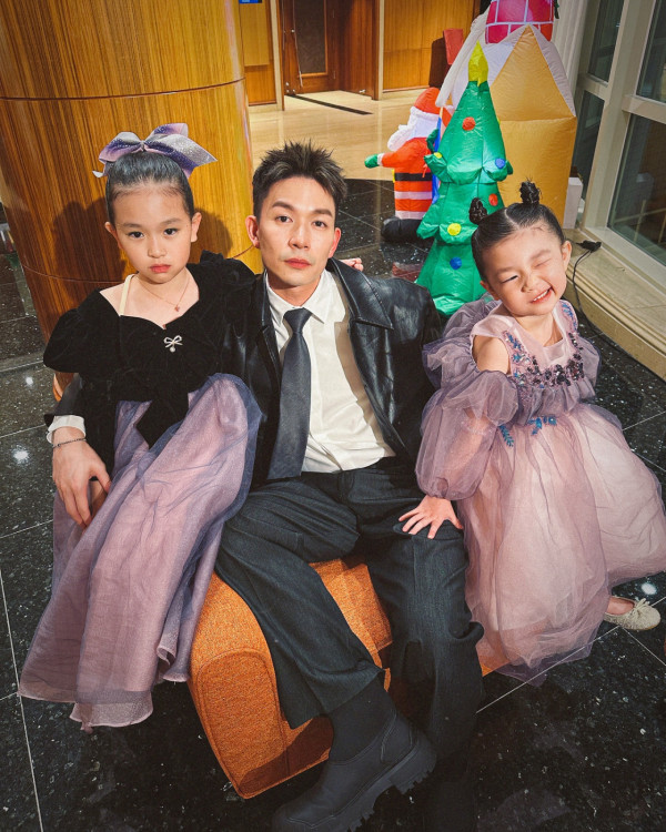 企鵝人周志康晒一家四口全家福！早婚10年靚女老婆生日高調放閃！兩囡囡顏值高成焦點