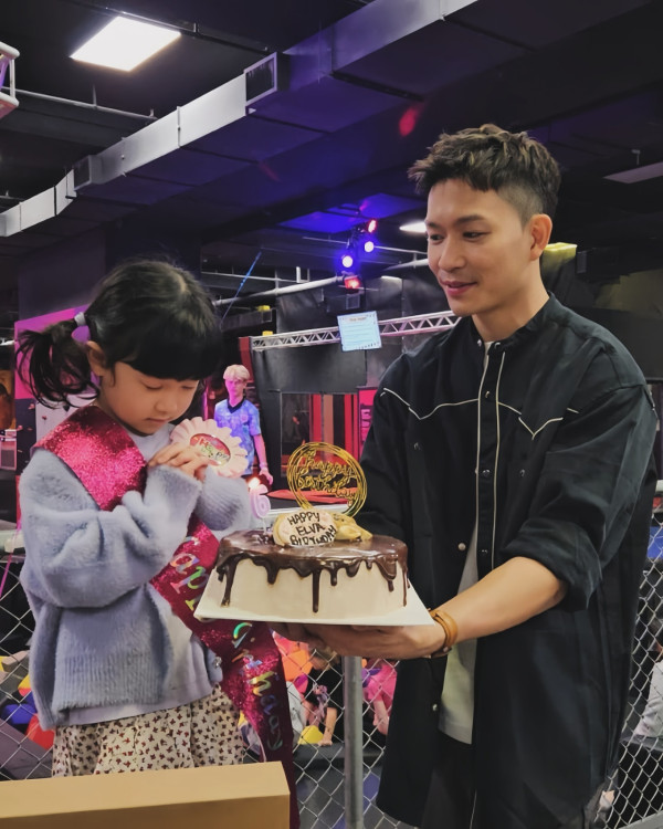 企鵝人周志康晒一家四口全家福！早婚10年靚女老婆生日高調放閃！兩囡囡顏值高成焦點