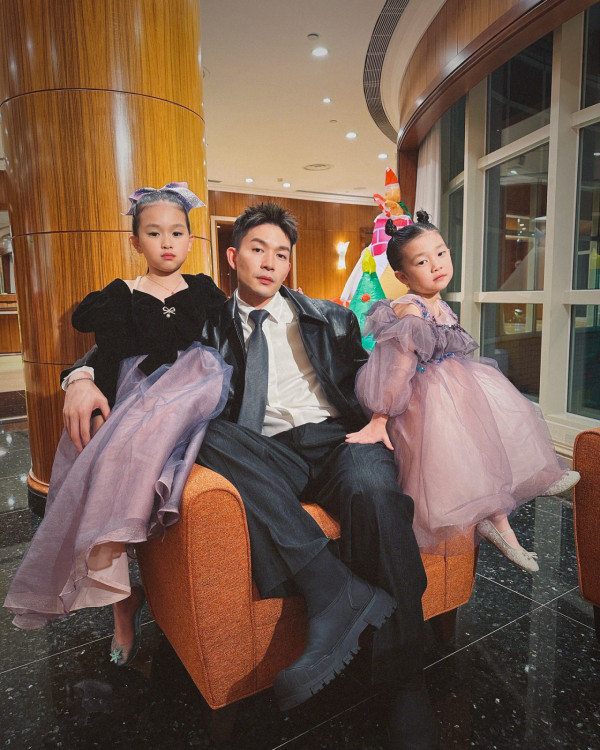 企鵝人周志康晒一家四口全家福！早婚10年靚女老婆生日高調放閃！兩囡囡顏值高成焦點