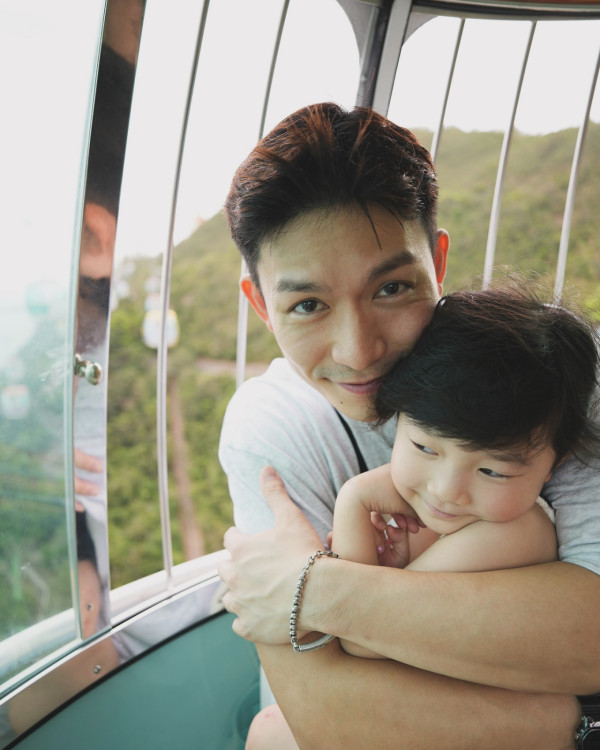 企鵝人周志康晒一家四口全家福！早婚10年靚女老婆生日高調放閃！兩囡囡顏值高成焦點