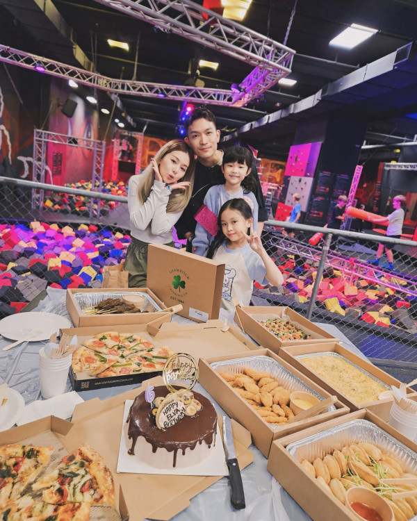 企鵝人周志康晒一家四口全家福！早婚10年靚女老婆生日高調放閃！兩囡囡顏值高成焦點