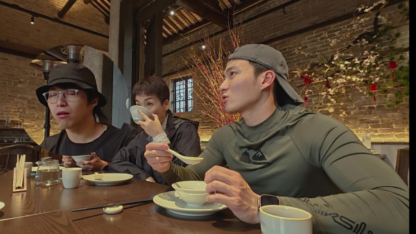 試真D｜實測肚痾海鮮！江美儀批更年期菜式 坤哥吞沙蟲巨肚撼嘉洛胸肌