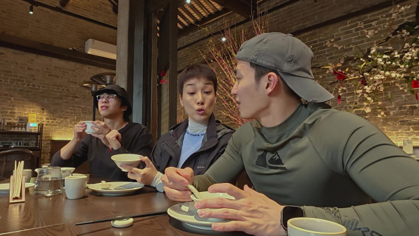 試真D｜實測肚痾海鮮！江美儀批更年期菜式 坤哥吞沙蟲巨肚撼嘉洛胸肌