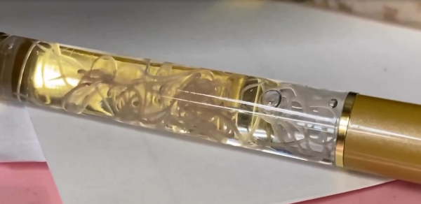 睇到都手震！日本推「線蟲原子筆」寄生蟲管內狂郁 網民崩潰：邊個敢攞上手寫字