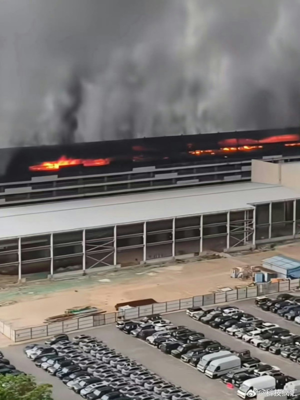 【有片】深圳比亞迪車庫大火 立體車庫陷火海傳爆炸 官方已緊急回應