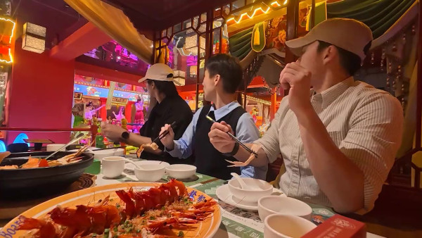 試真D｜吳業坤喪食腸粉嘆似打茄輪！周嘉洛踎街邊塞紙巾頂渠味惡臭