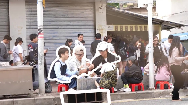 試真D｜吳業坤喪食腸粉嘆似打茄輪！周嘉洛踎街邊塞紙巾頂渠味惡臭