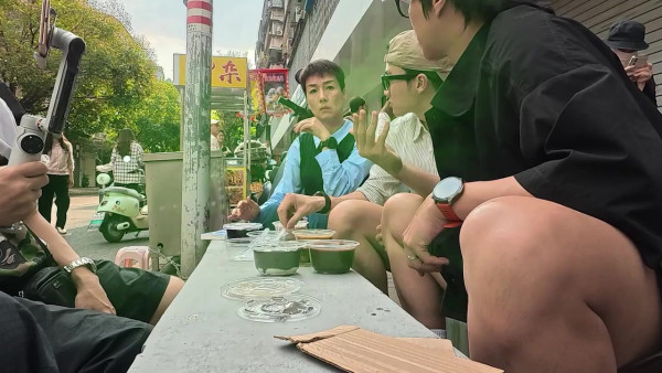 試真D｜吳業坤喪食腸粉嘆似打茄輪！周嘉洛踎街邊塞紙巾頂渠味惡臭