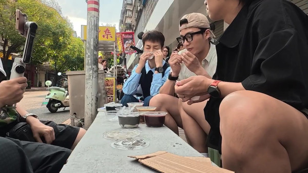 試真D｜吳業坤喪食腸粉嘆似打茄輪！周嘉洛踎街邊塞紙巾頂渠味惡臭