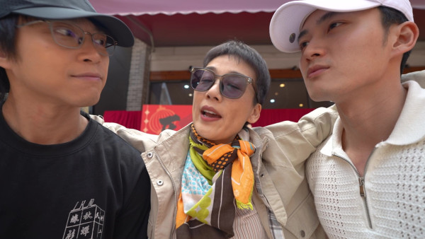 試真D｜吳業坤喪食腸粉嘆似打茄輪！周嘉洛踎街邊塞紙巾頂渠味惡臭